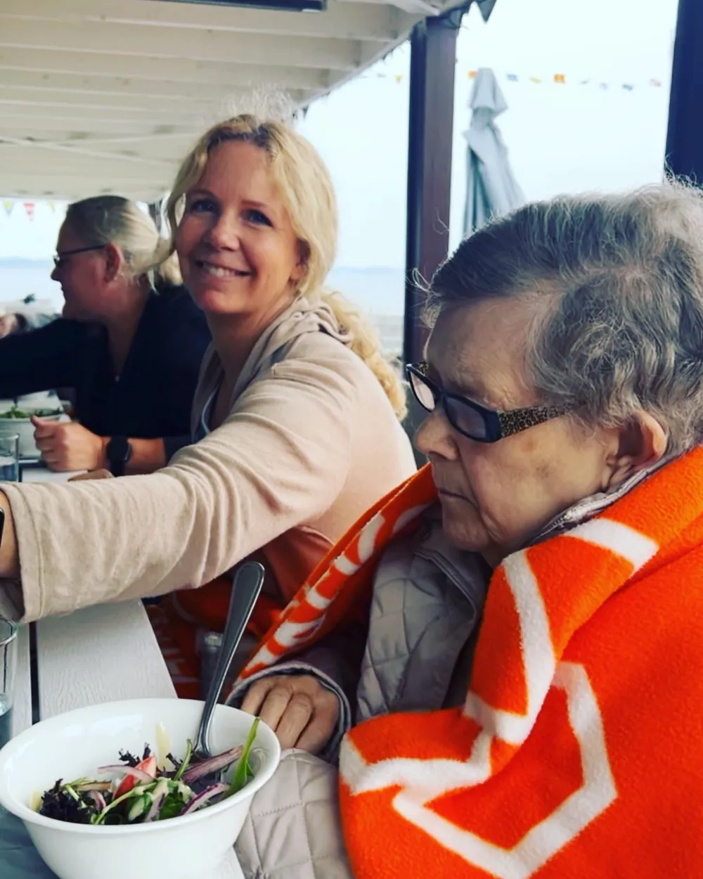 Måltid tillsammans, medarbetare och kund vid bordet