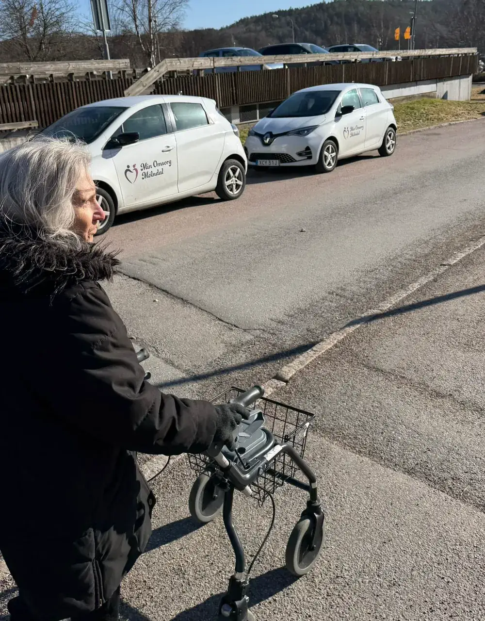Kund med rollator vid Min Omsorgs bilar i Mölndal